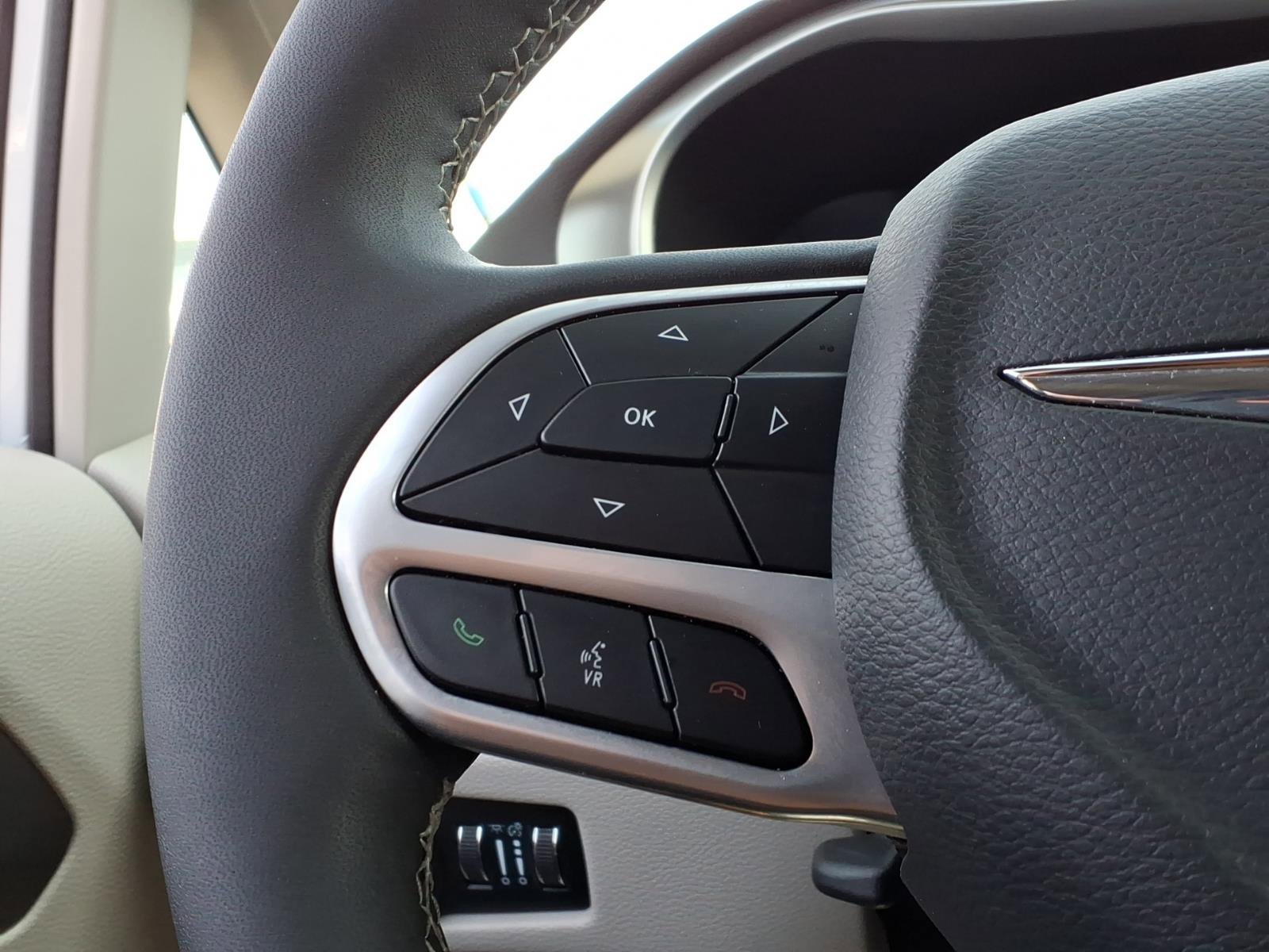 Used 2024 Chrysler Pacifica Touring-L image 26