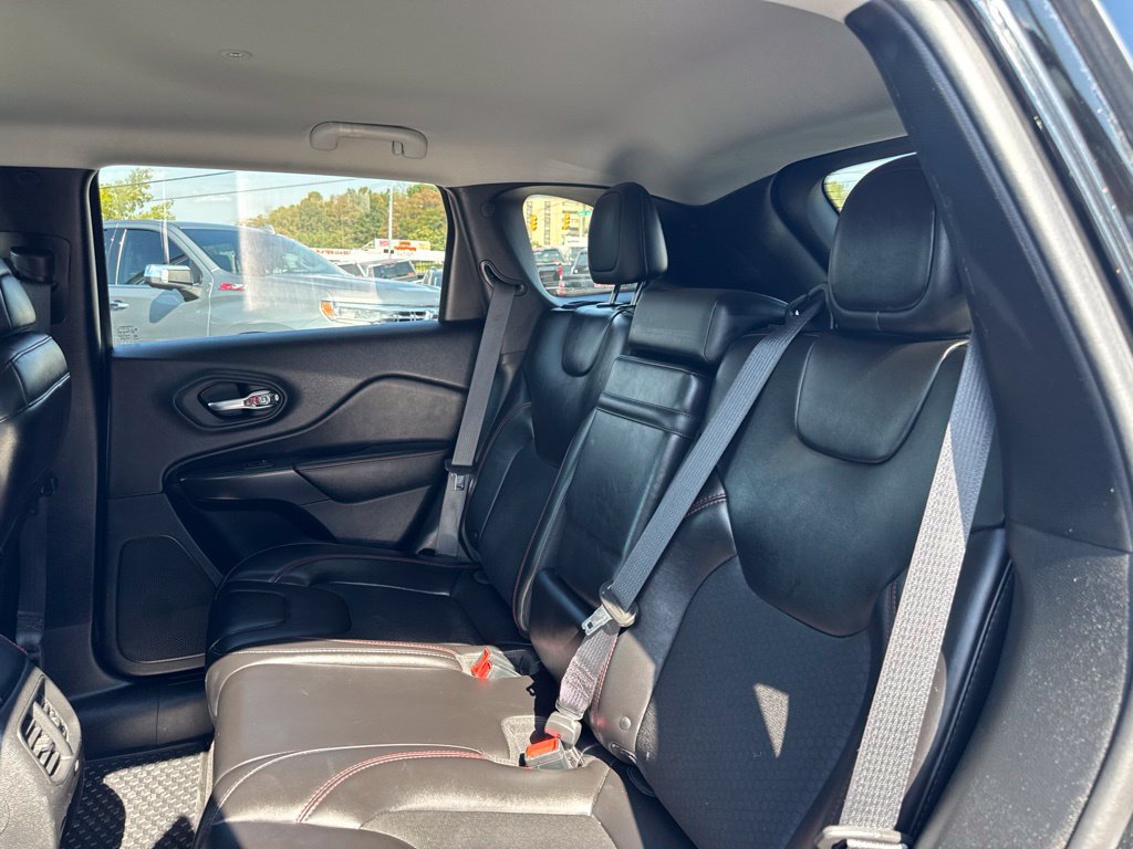 Used 2019 Jeep Cherokee Trailhawk AWD/4WD image 26