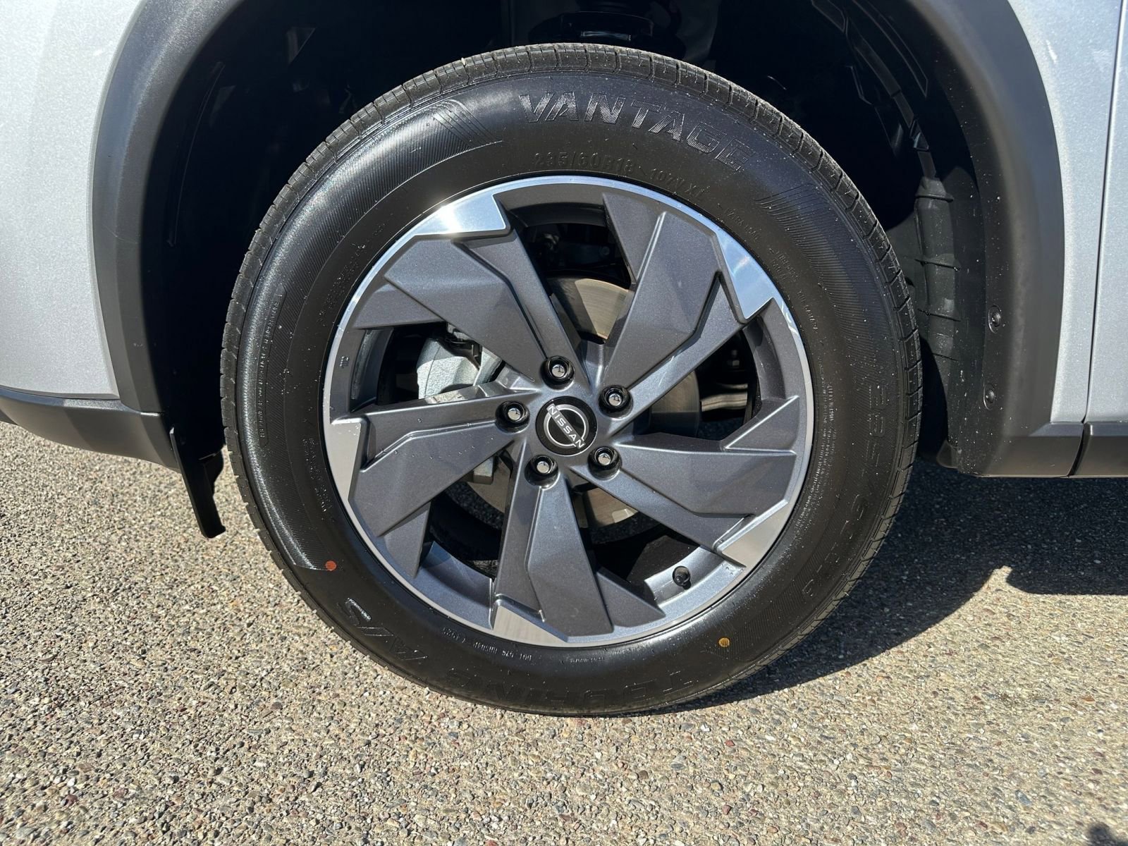 Used 2025 Nissan Rogue SV image 32