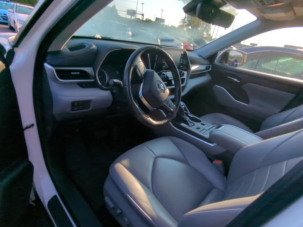 Used 2021 Toyota Highlander XLE AWD/4WD image 7