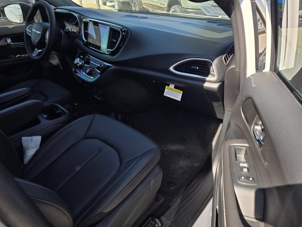 New 2026 Chrysler Voyager LX FWD image 7