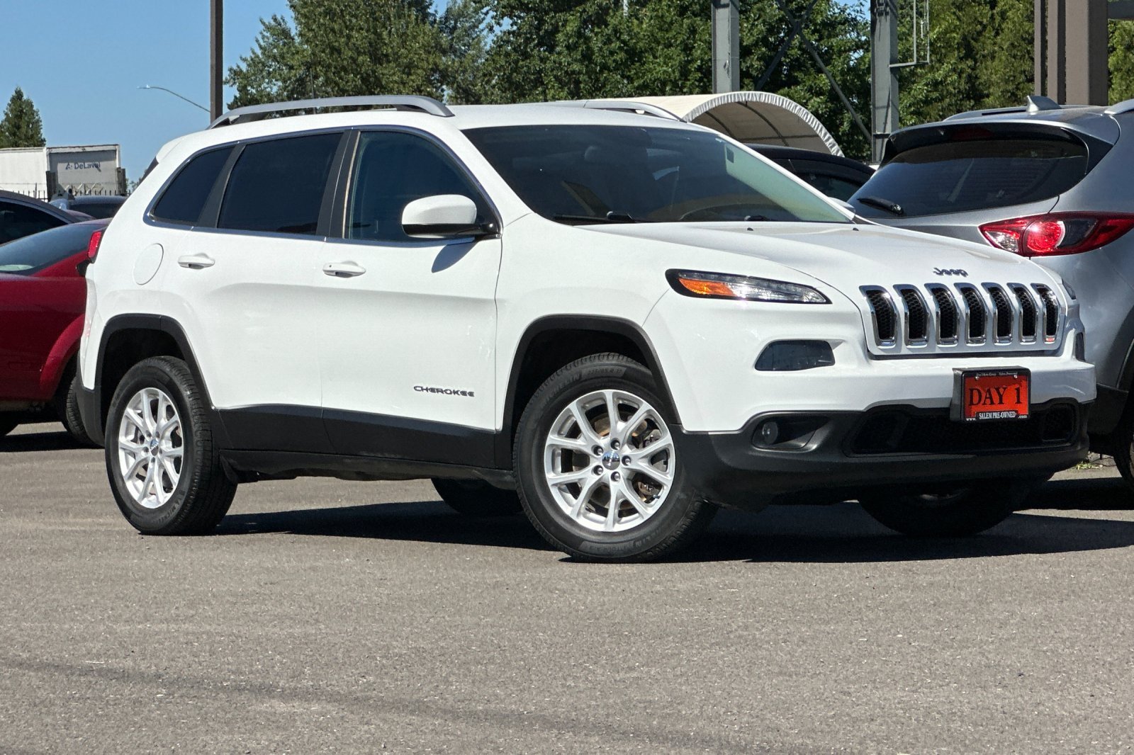 Used 2018 Jeep Cherokee Latitude Plus AWD/4WD image 2