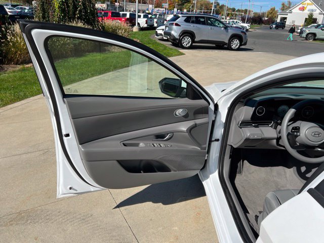 Used 2024 Hyundai Elantra SEL FWD image 27