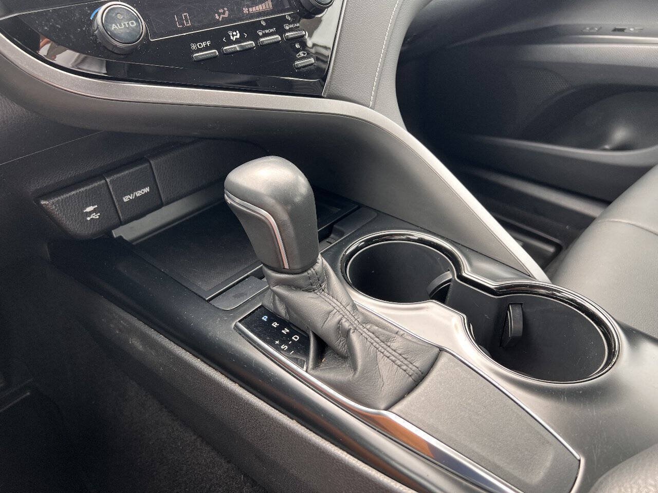 Used 2019 Toyota Camry SE FWD image 19