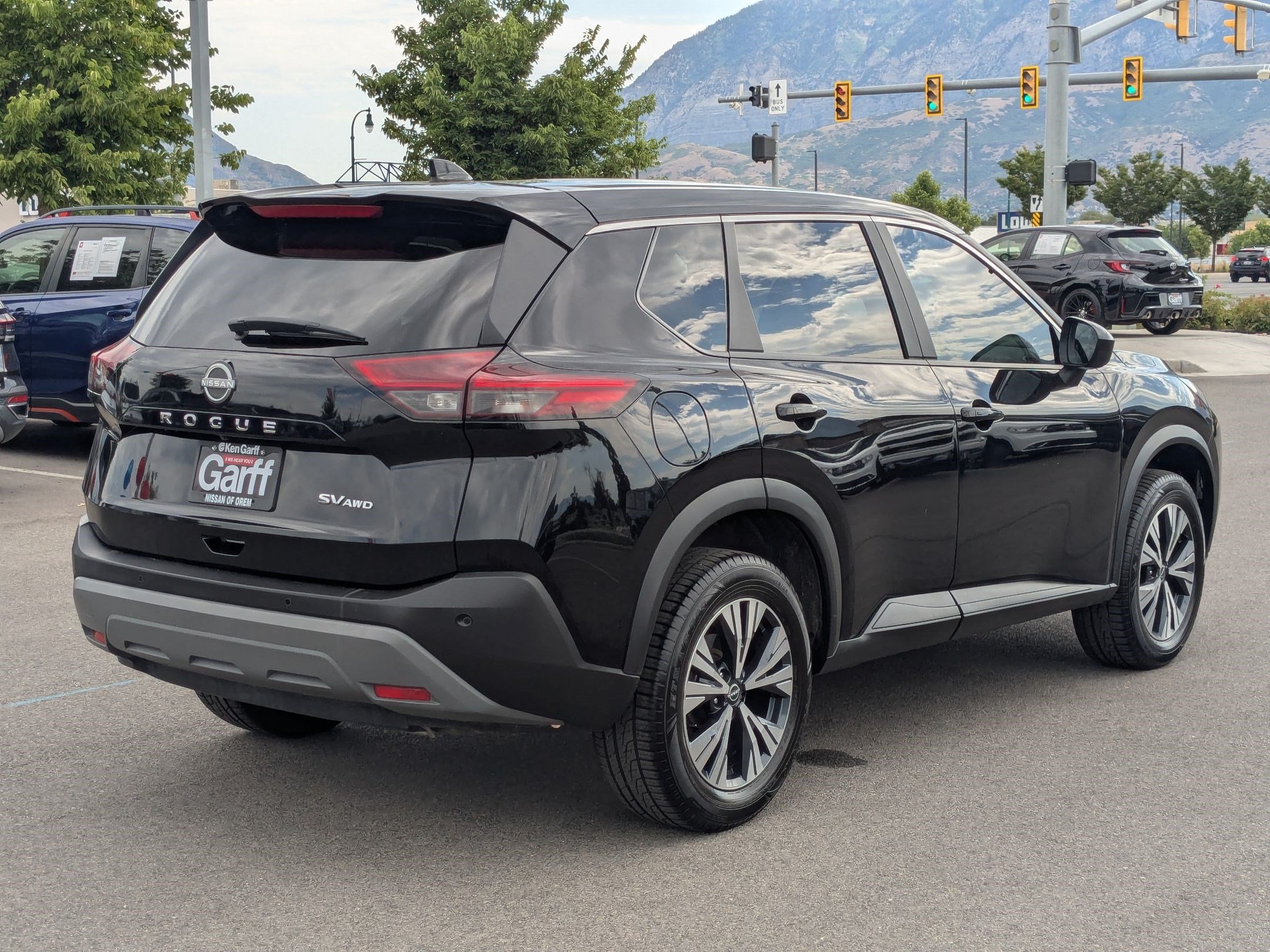 Used 2023 Nissan Rogue SV AWD/4WD image 3