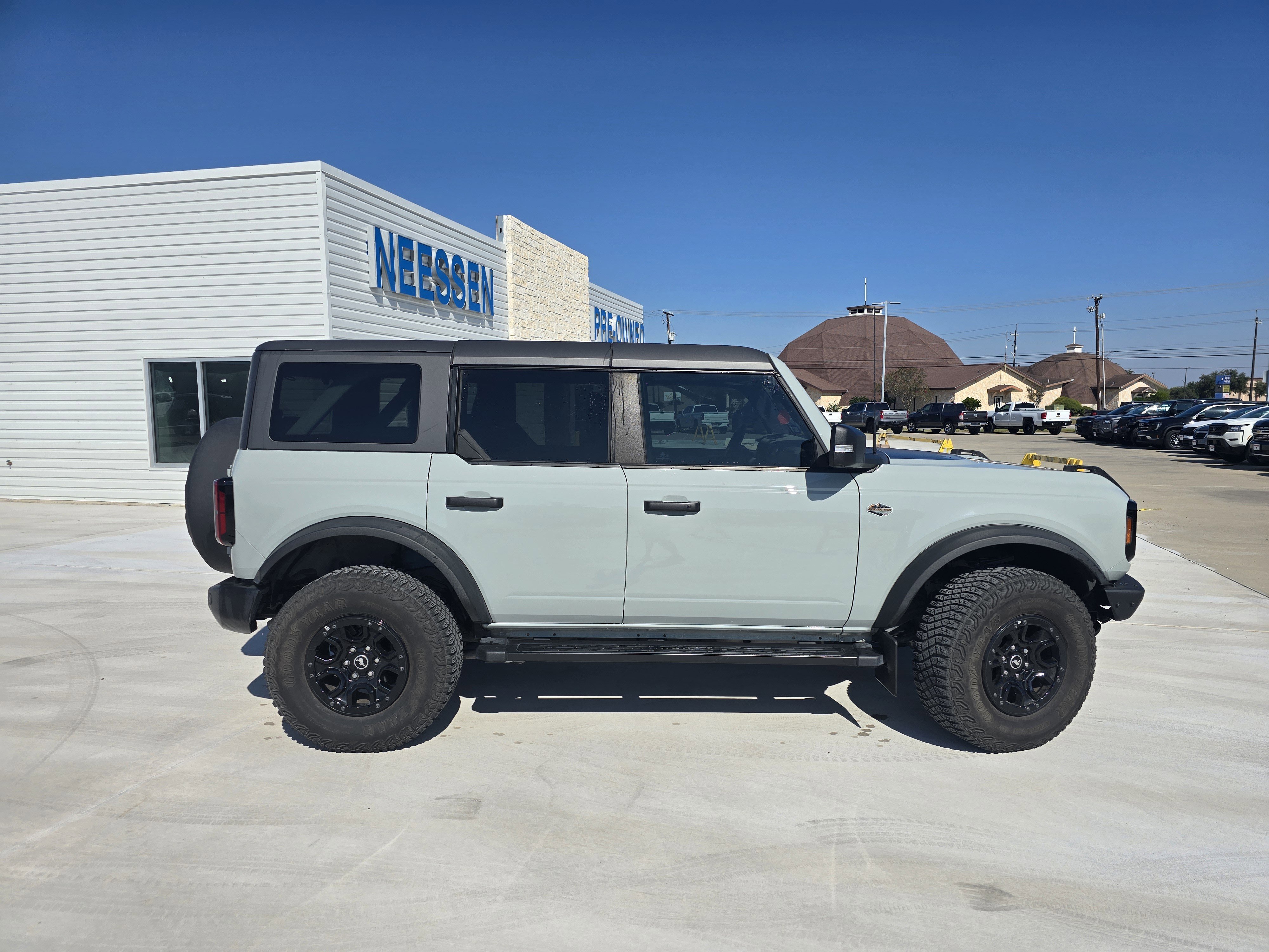 Used 2023 Ford Bronco Wildtrak image 2