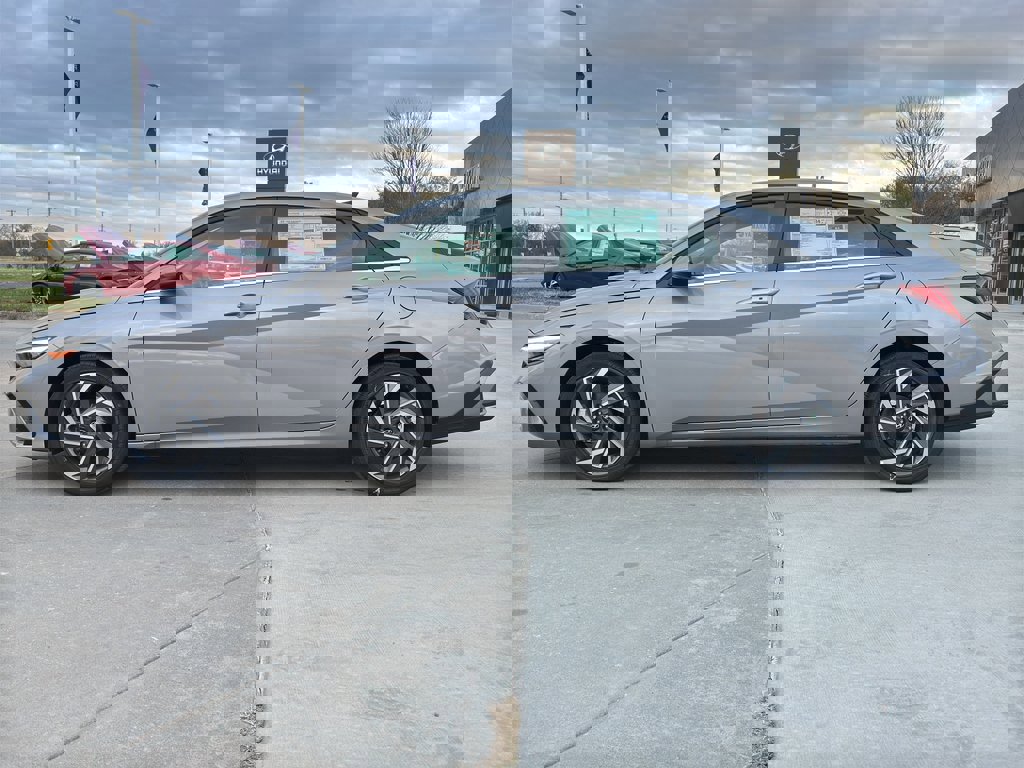 New 2025 Hyundai Elantra SEL image 4