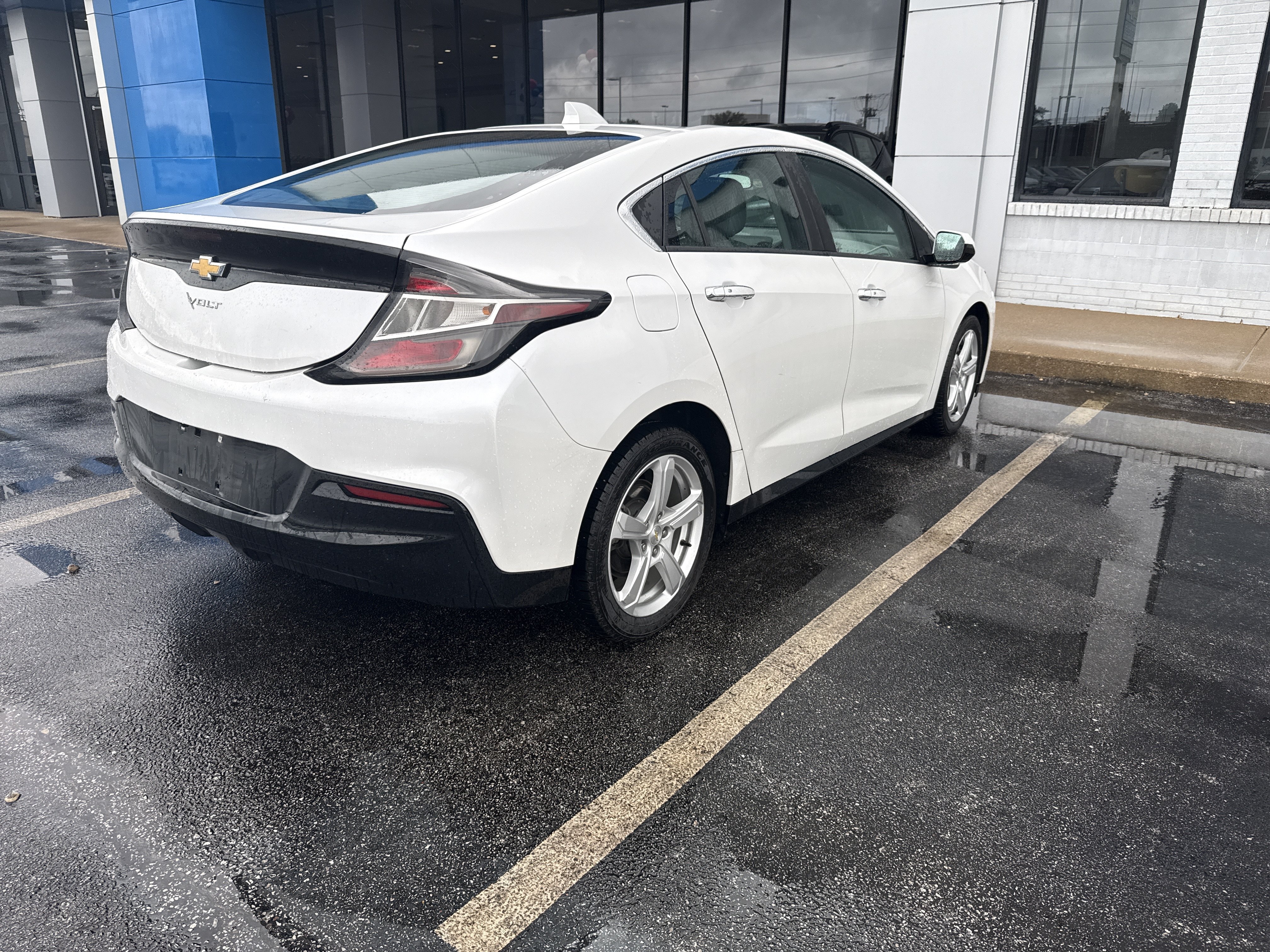 Used 2017 Chevrolet Volt LT w/ Comfort Package FWD image 4