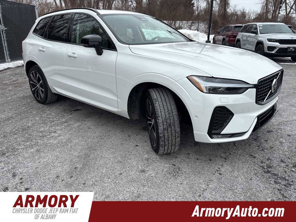 Used 2024 Volvo XC60 B5 Plus image 3