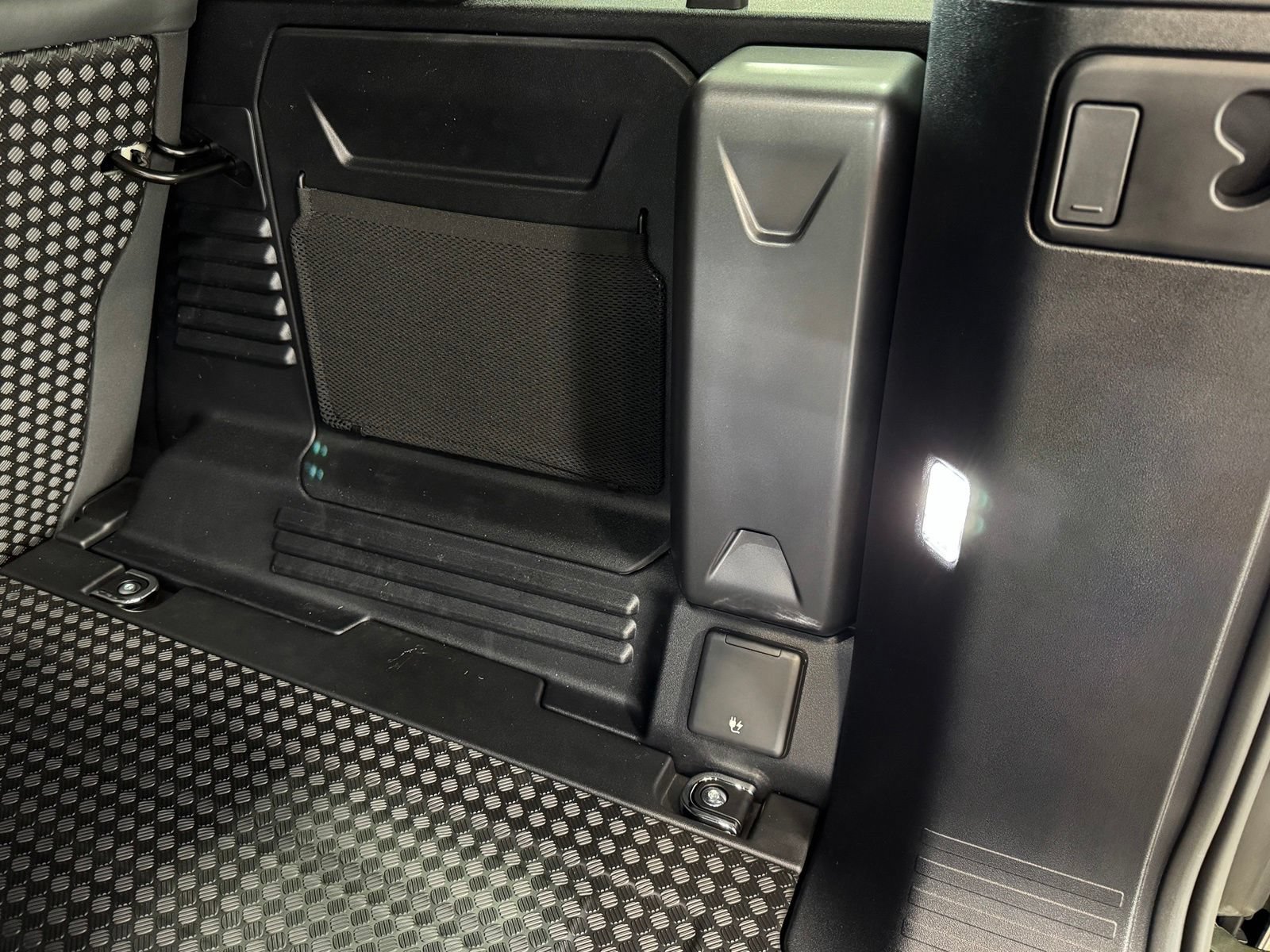 New 2026 Land Rover Defender 110 X-Dynamic SE AWD/4WD image 44