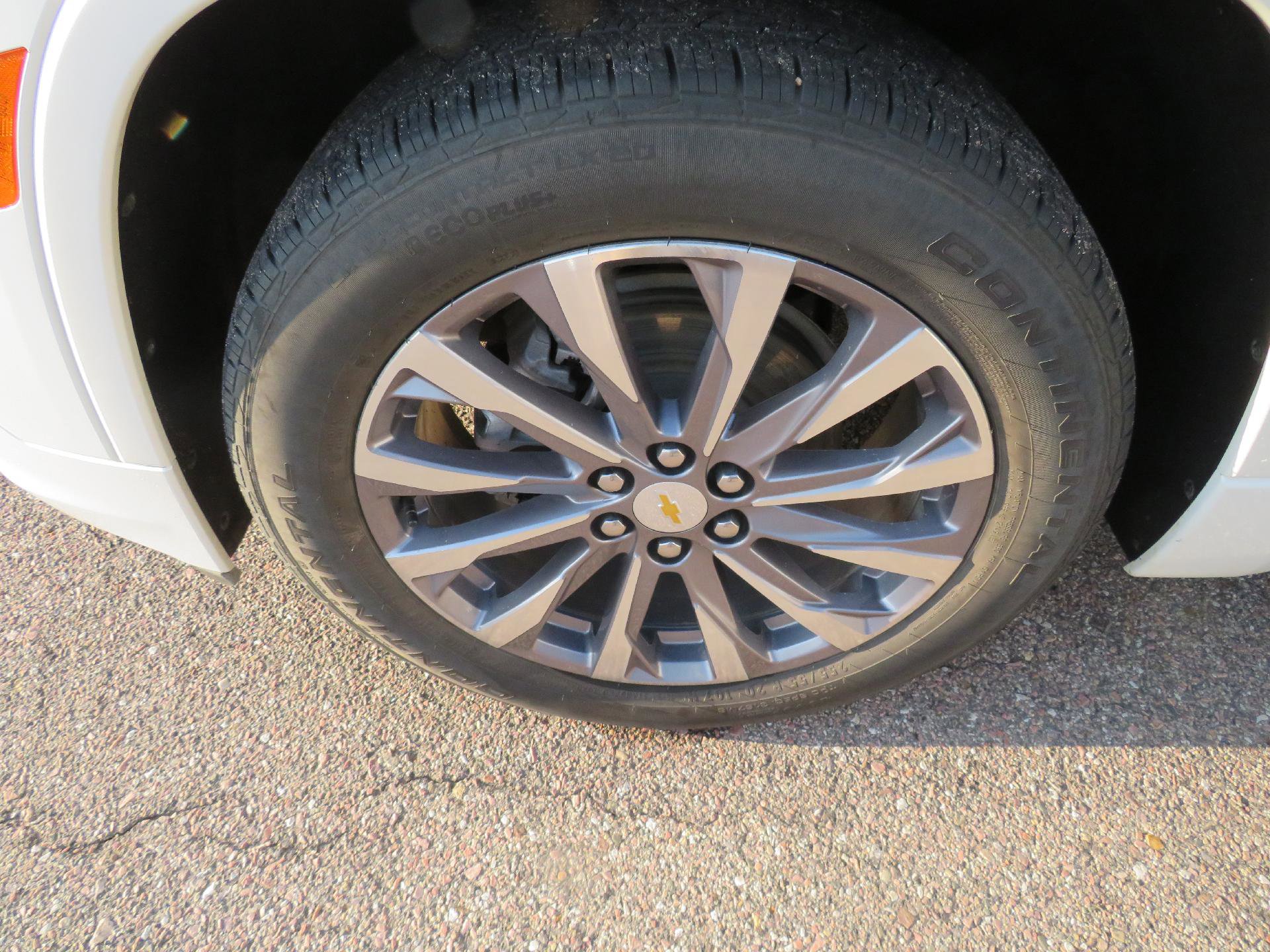 Used 2023 Chevrolet Traverse Premier image 2