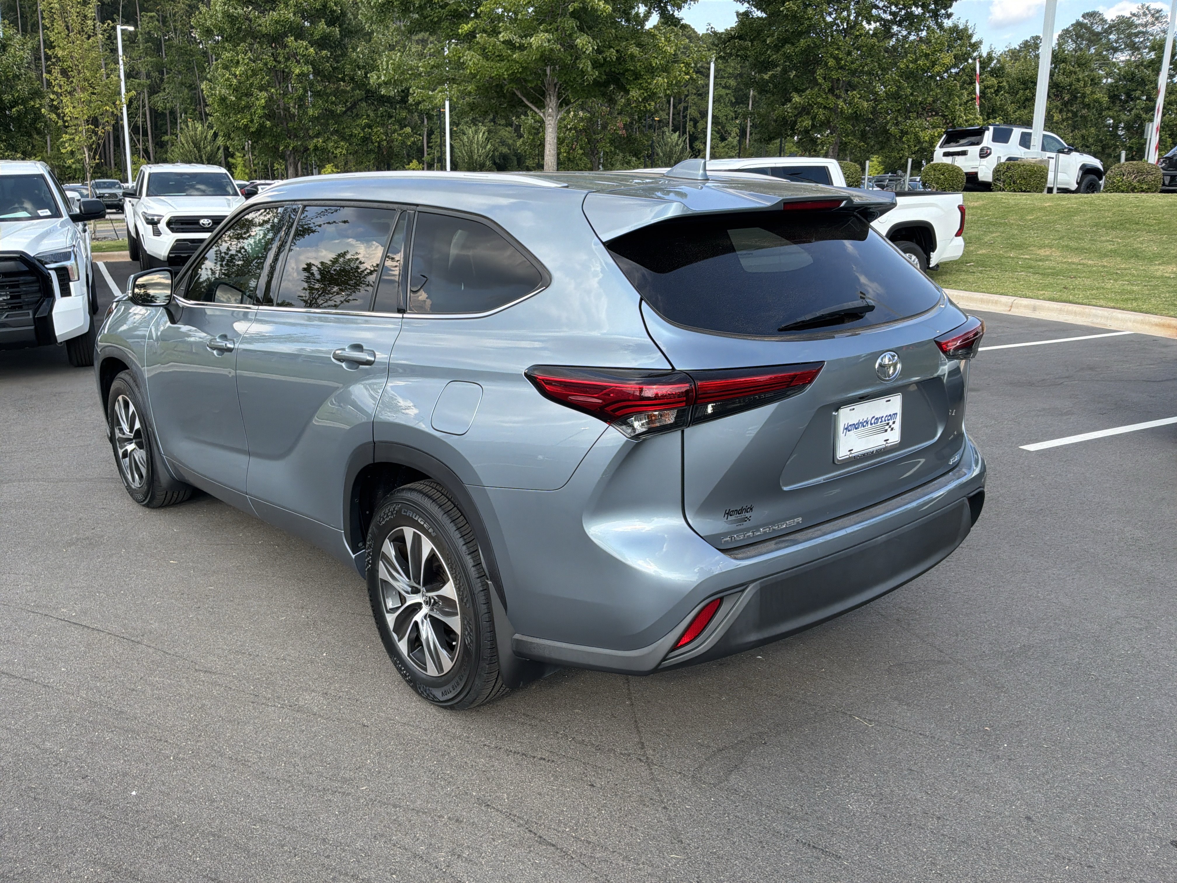 Used 2022 Toyota Highlander XLE FWD image 8