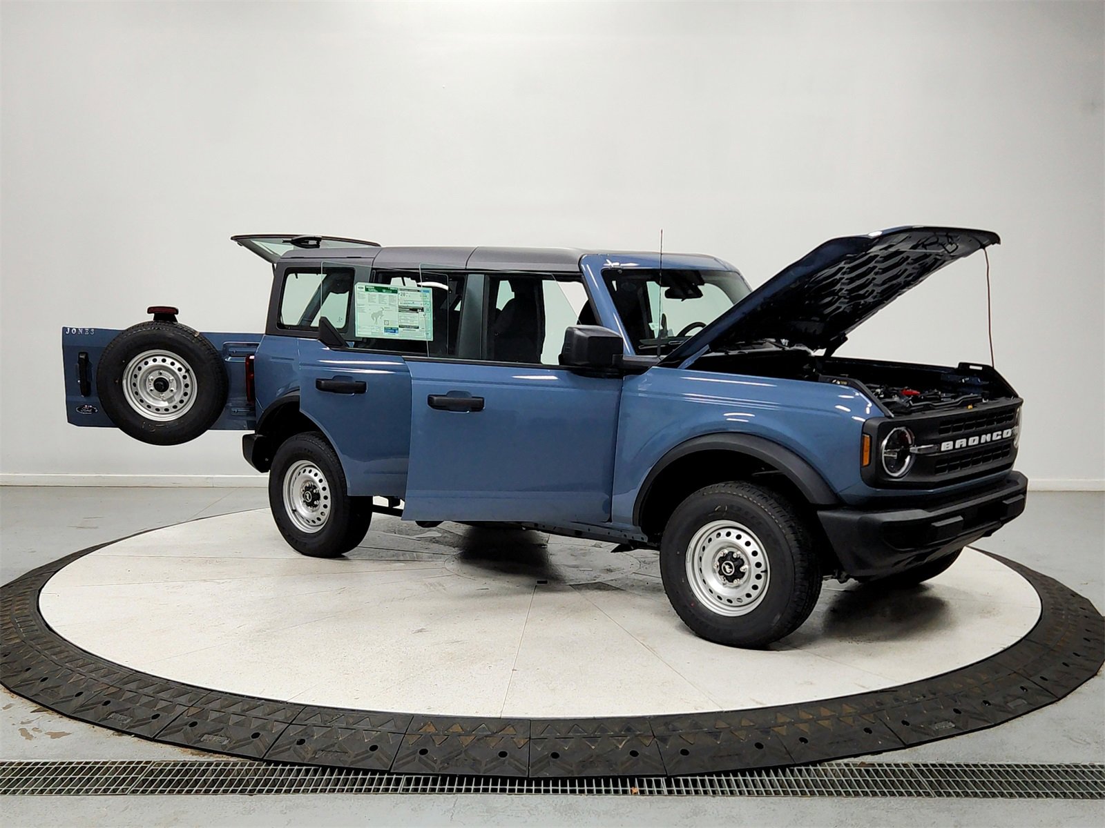 New 2025 Ford Bronco 4-Door image 9