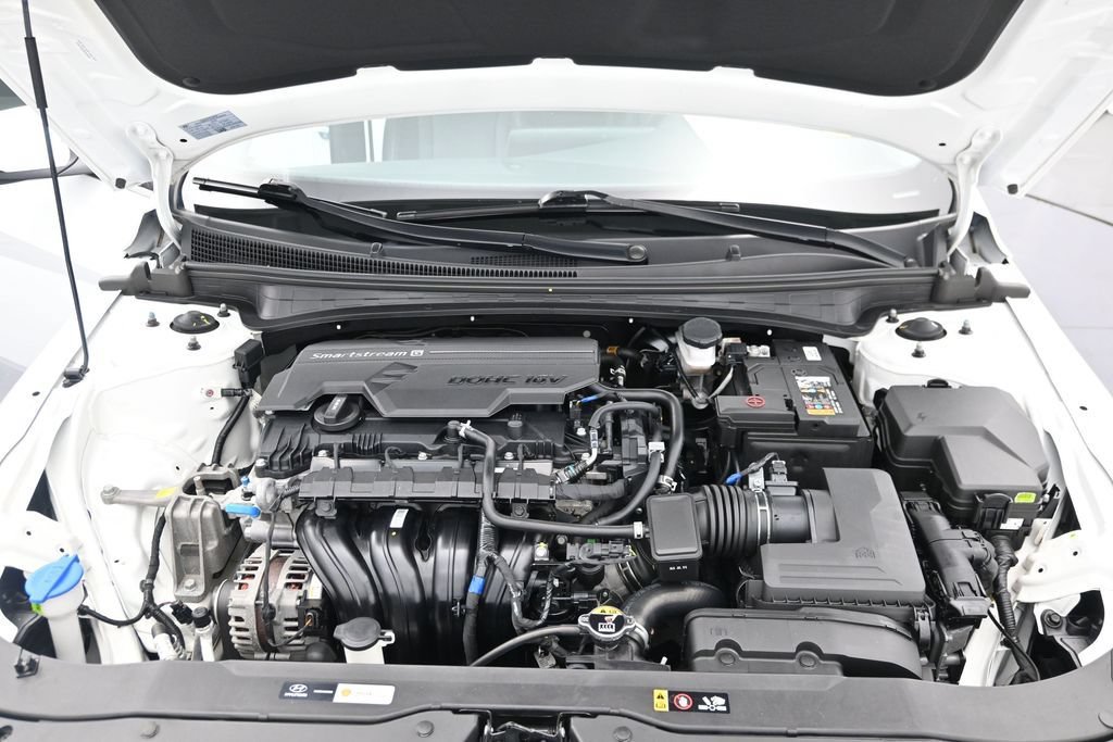 Used 2025 Hyundai Elantra Limited FWD image 16