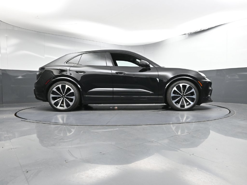 Certified 2025 Porsche Macan Turbo Electric AWD/4WD image 32