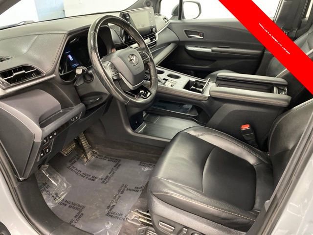 Used 2022 Toyota Sienna XLE Woodland Edition image 15