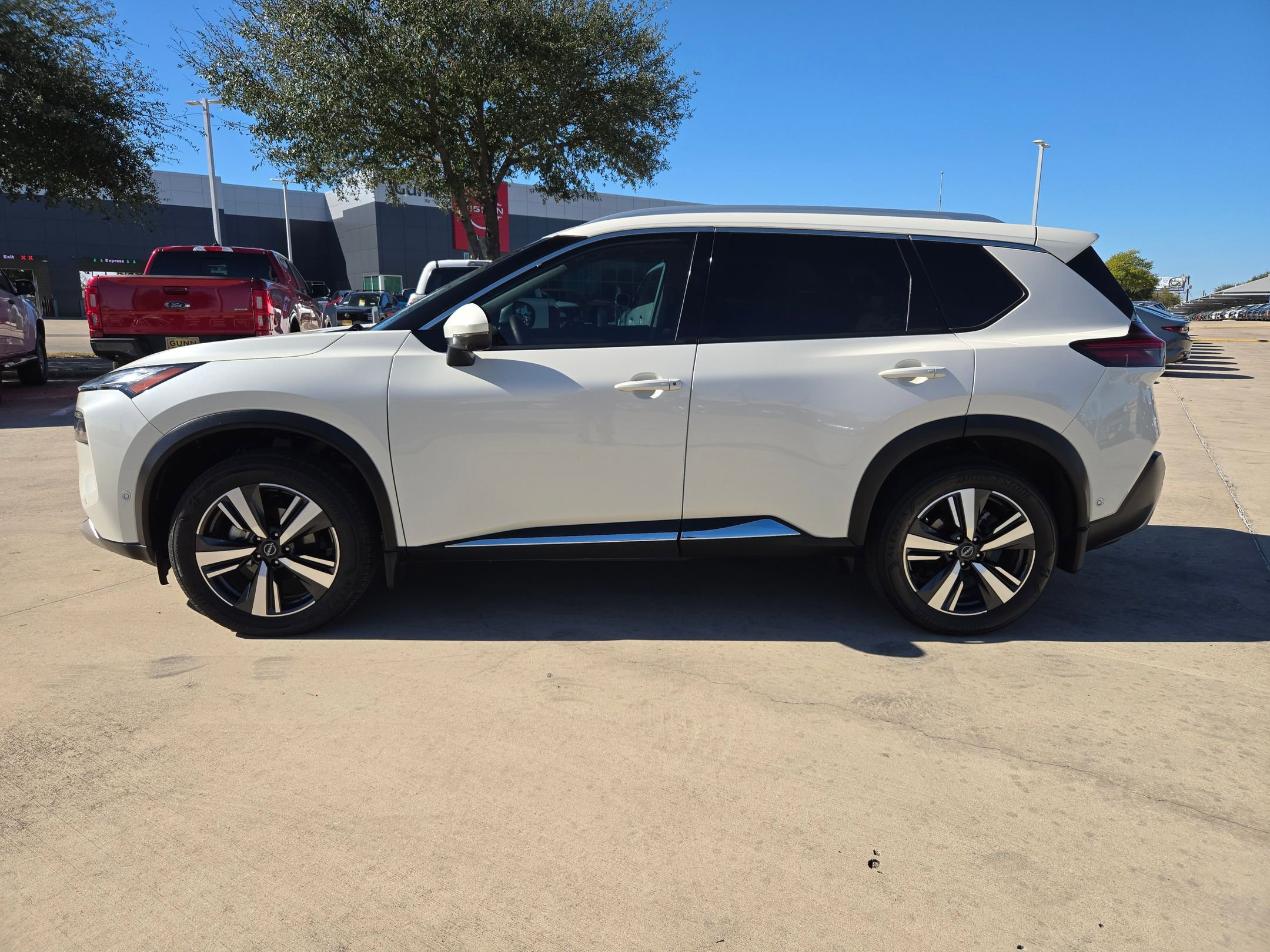 Used 2023 Nissan Rogue Platinum w/ Platinum Premium Package image 4