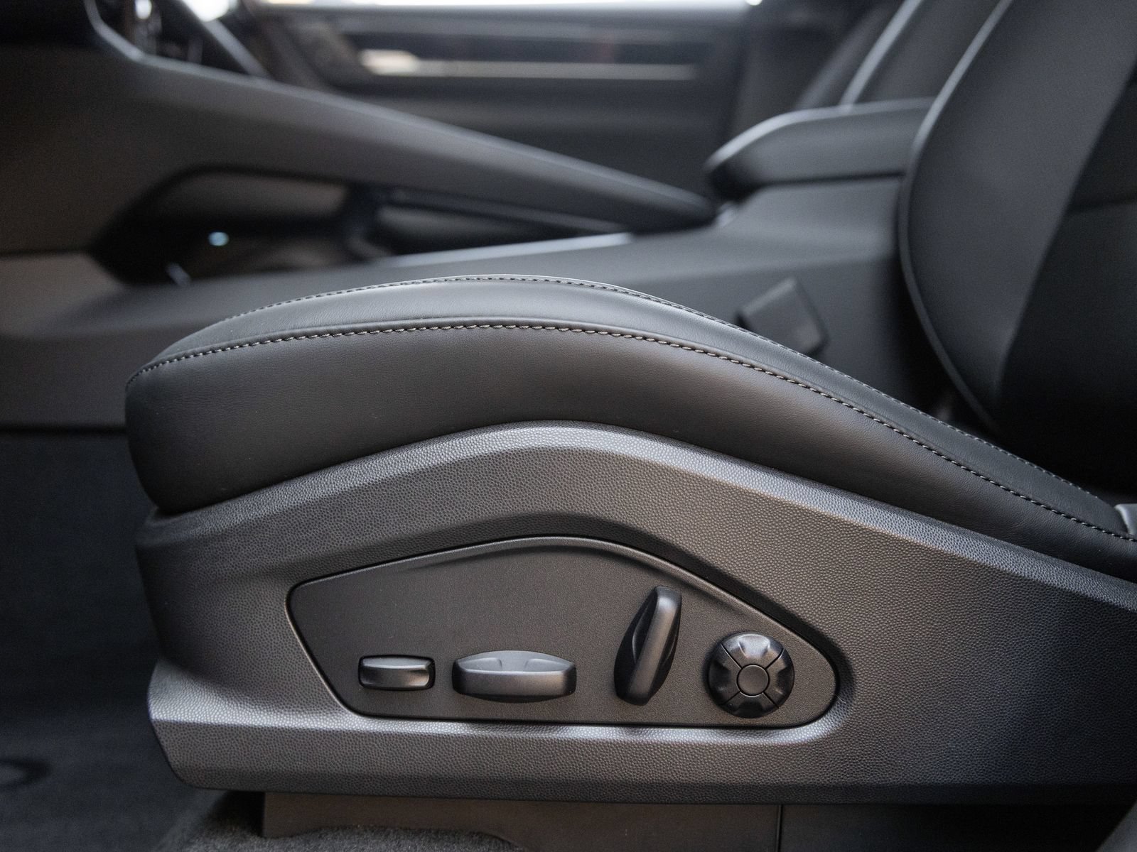 Certified 2026 Porsche Macan 4 Electric AWD/4WD image 23