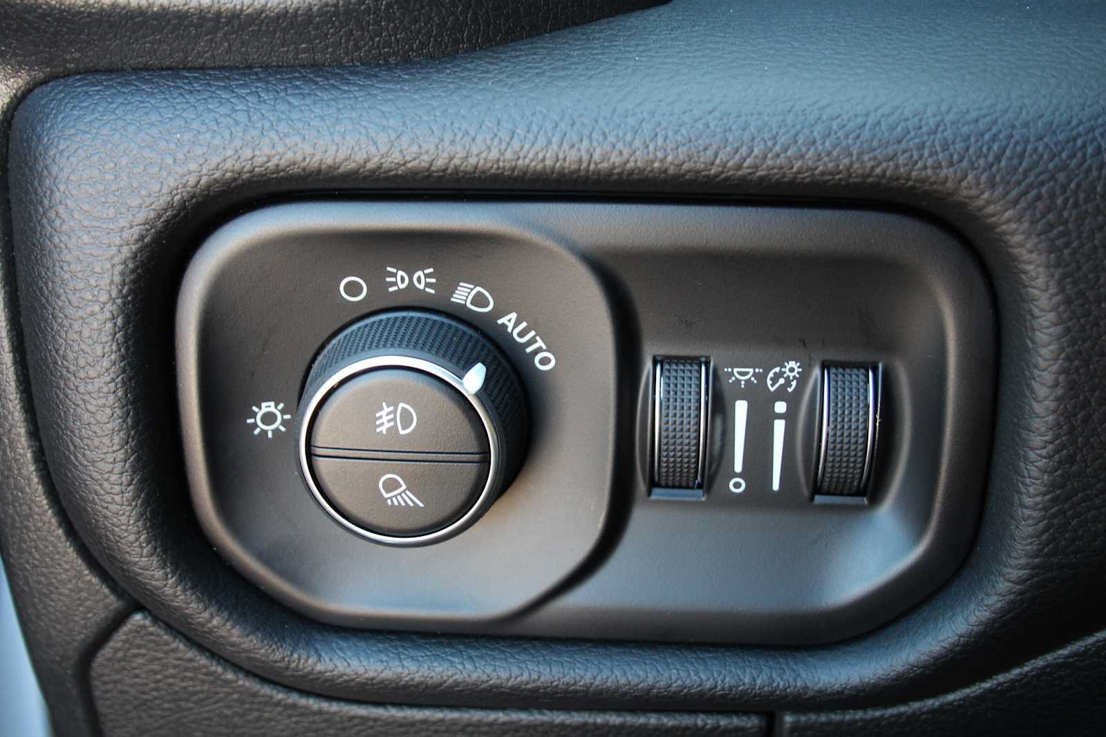 Used 2025 RAM 1500 Laramie w/ Night Edition AWD/4WD image 34