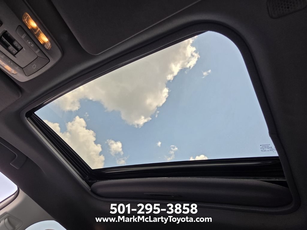 Used 2021 Toyota Sienna XSE w/ XSE Plus Package FWD image 17
