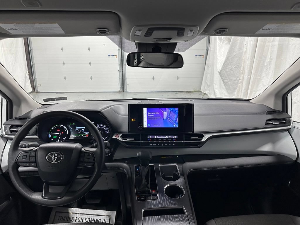 Used 2025 Toyota Sienna LE FWD image 38