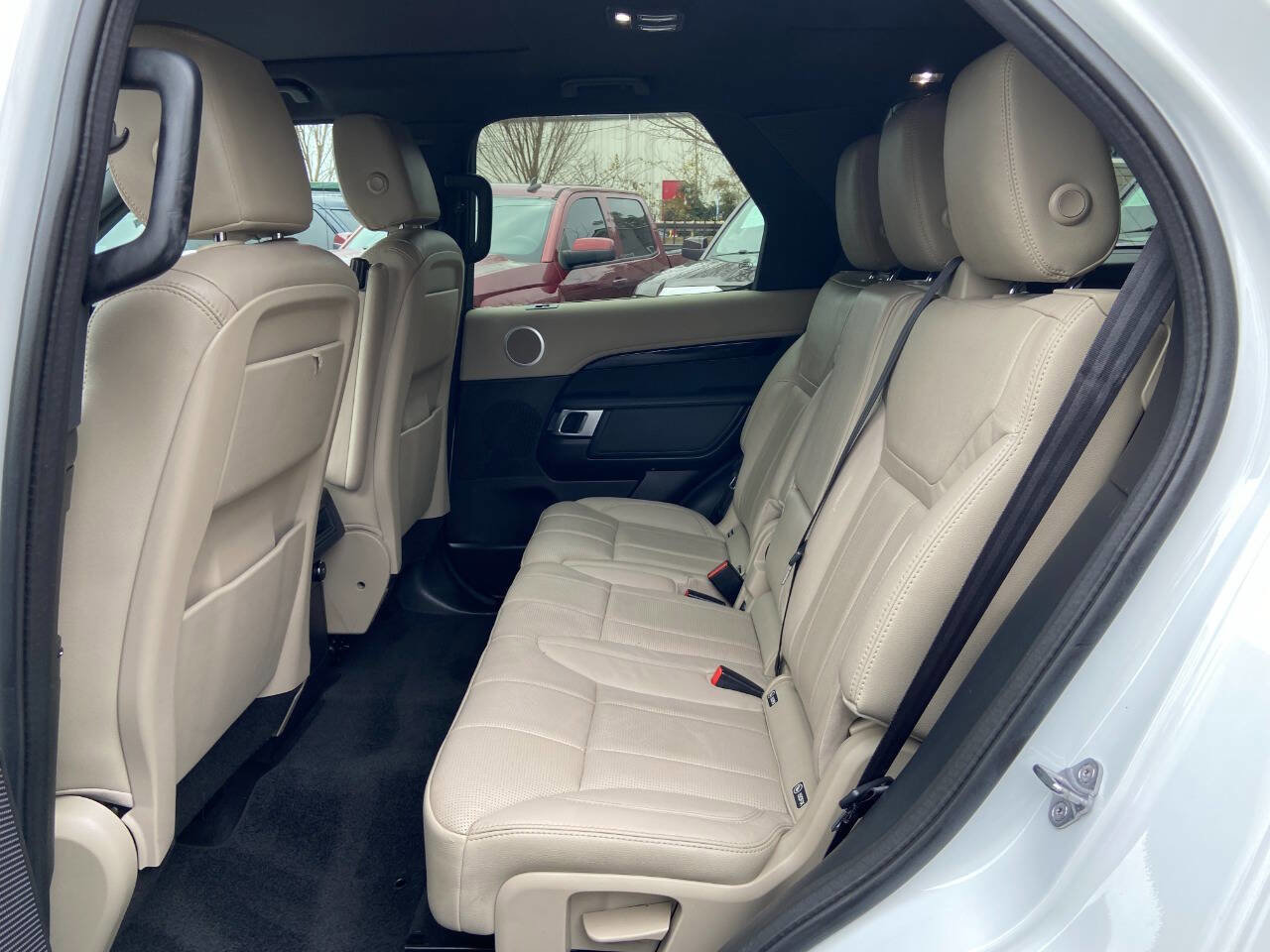 Used 2019 Land Rover Discovery SE AWD/4WD image 17