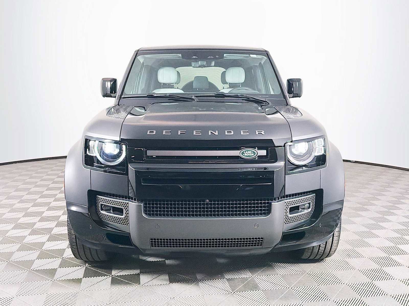 Used 2025 Land Rover Defender 110 V8 AWD/4WD image 2