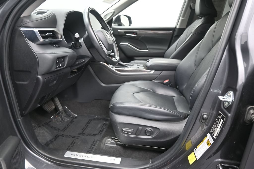 Used 2023 Toyota Highlander Limited FWD image 12