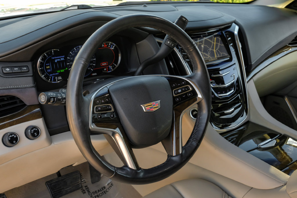 Used 2018 Cadillac Escalade Luxury AWD/4WD image 15