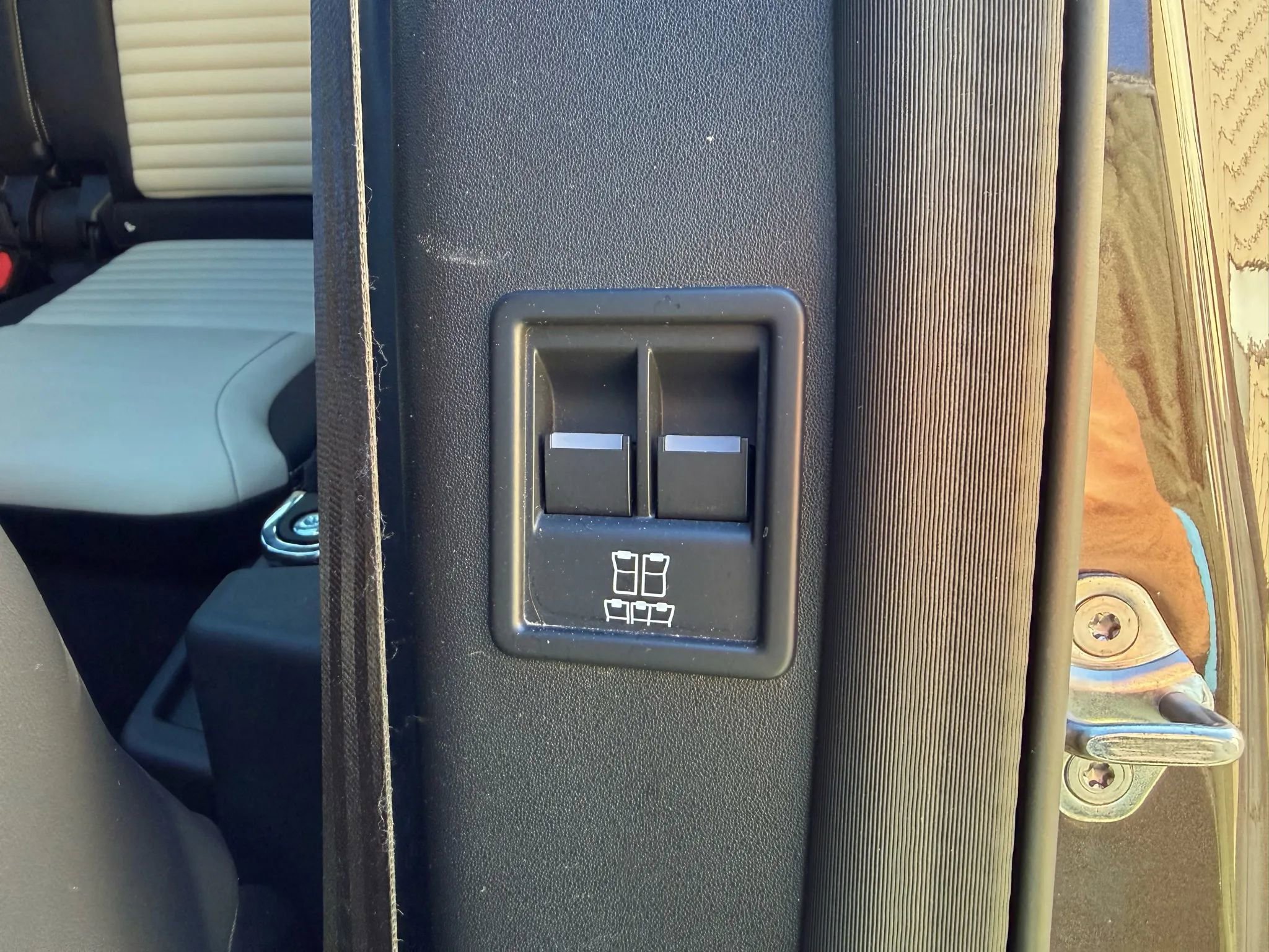 Used 2023 Land Rover Discovery Metropolitan Edition image 16