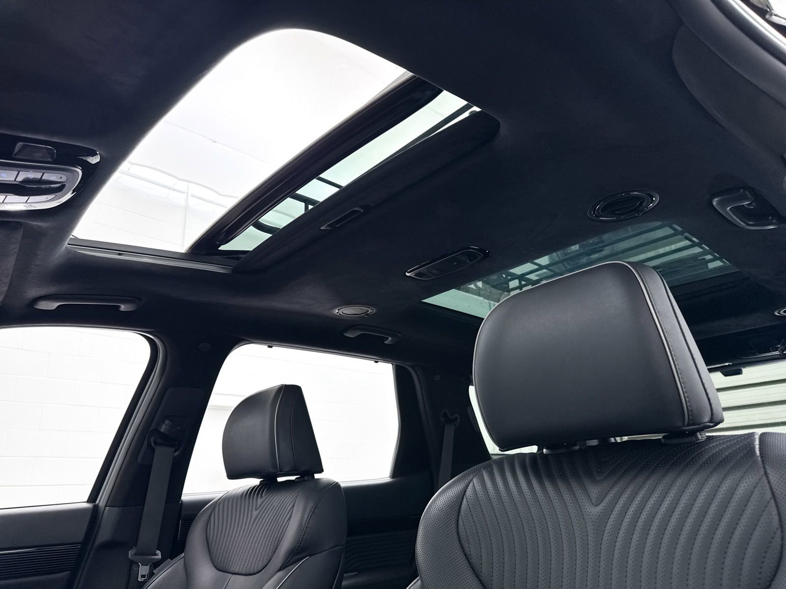 Used 2023 Hyundai Palisade Calligraphy image 3