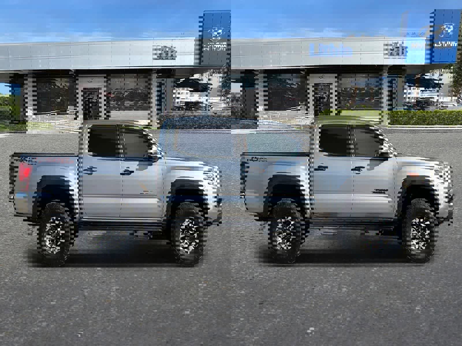 Used 2017 Toyota Tacoma TRD Off-Road w/ Tow Package image 9