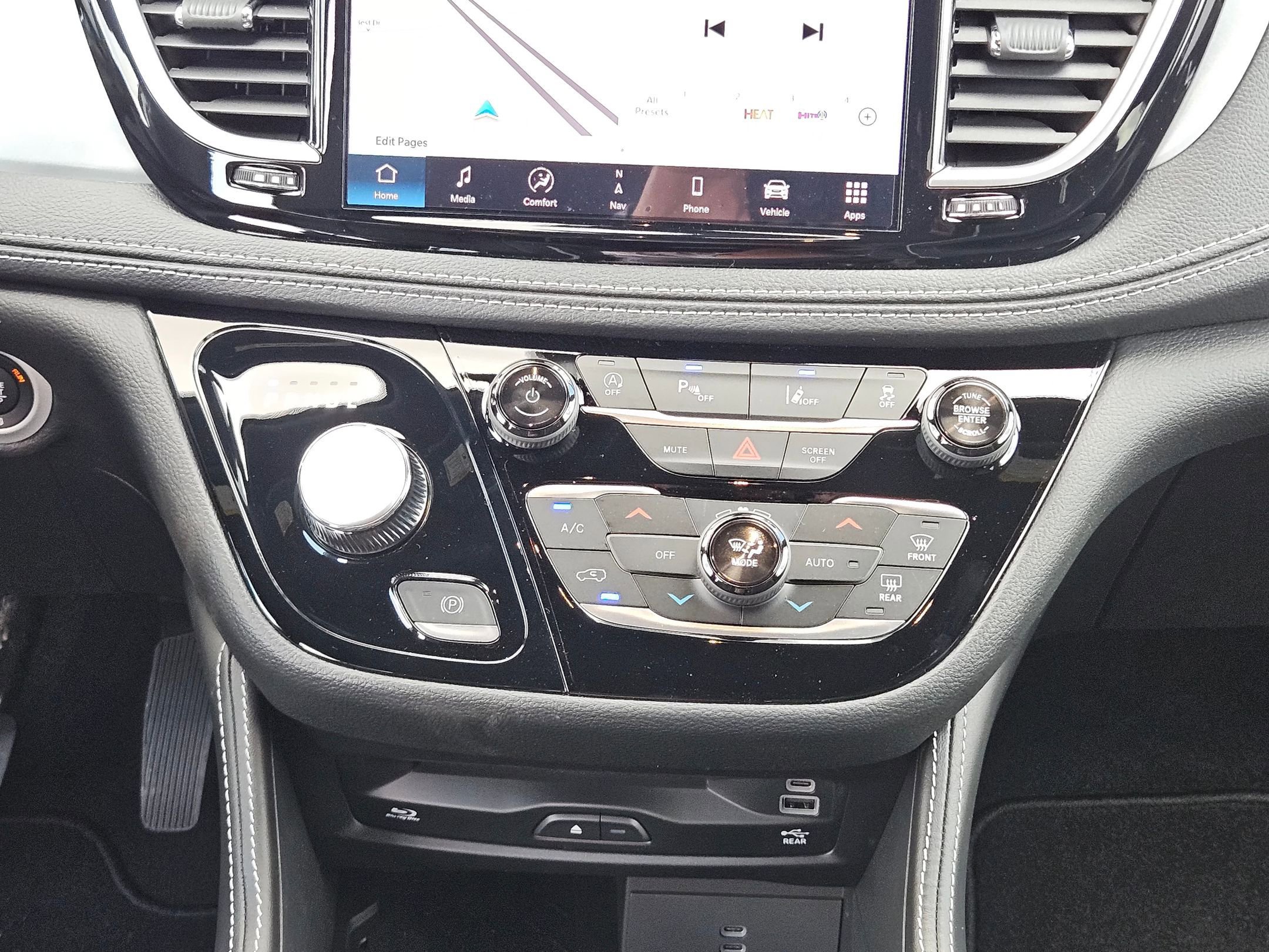 New 2026 Chrysler Pacifica Limited w/ Uconnect Theater Family Group image 17