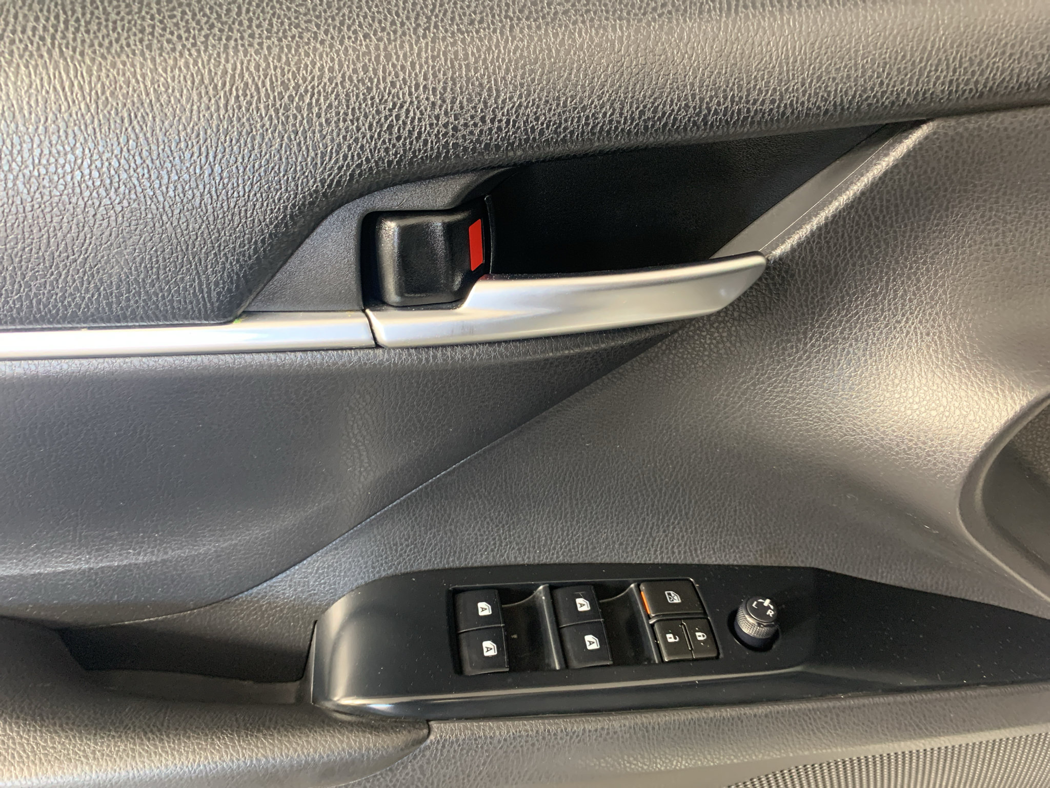 Used 2018 Toyota Camry SE FWD image 14