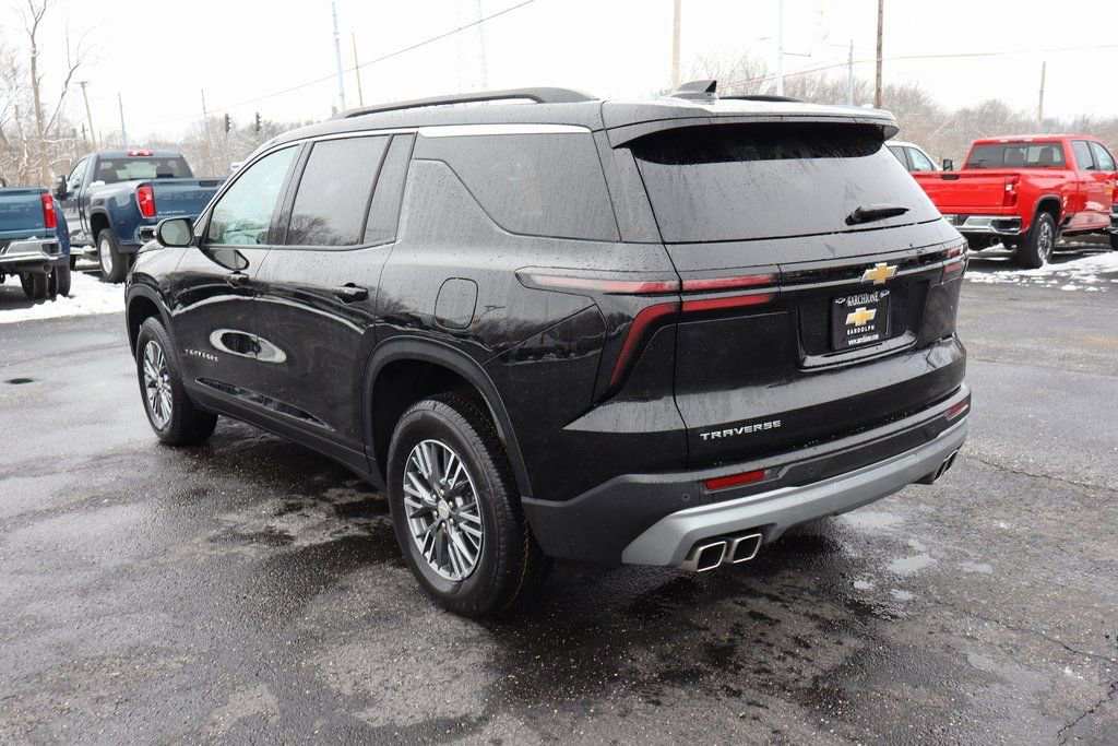 Used 2025 Chevrolet Traverse LT image 3