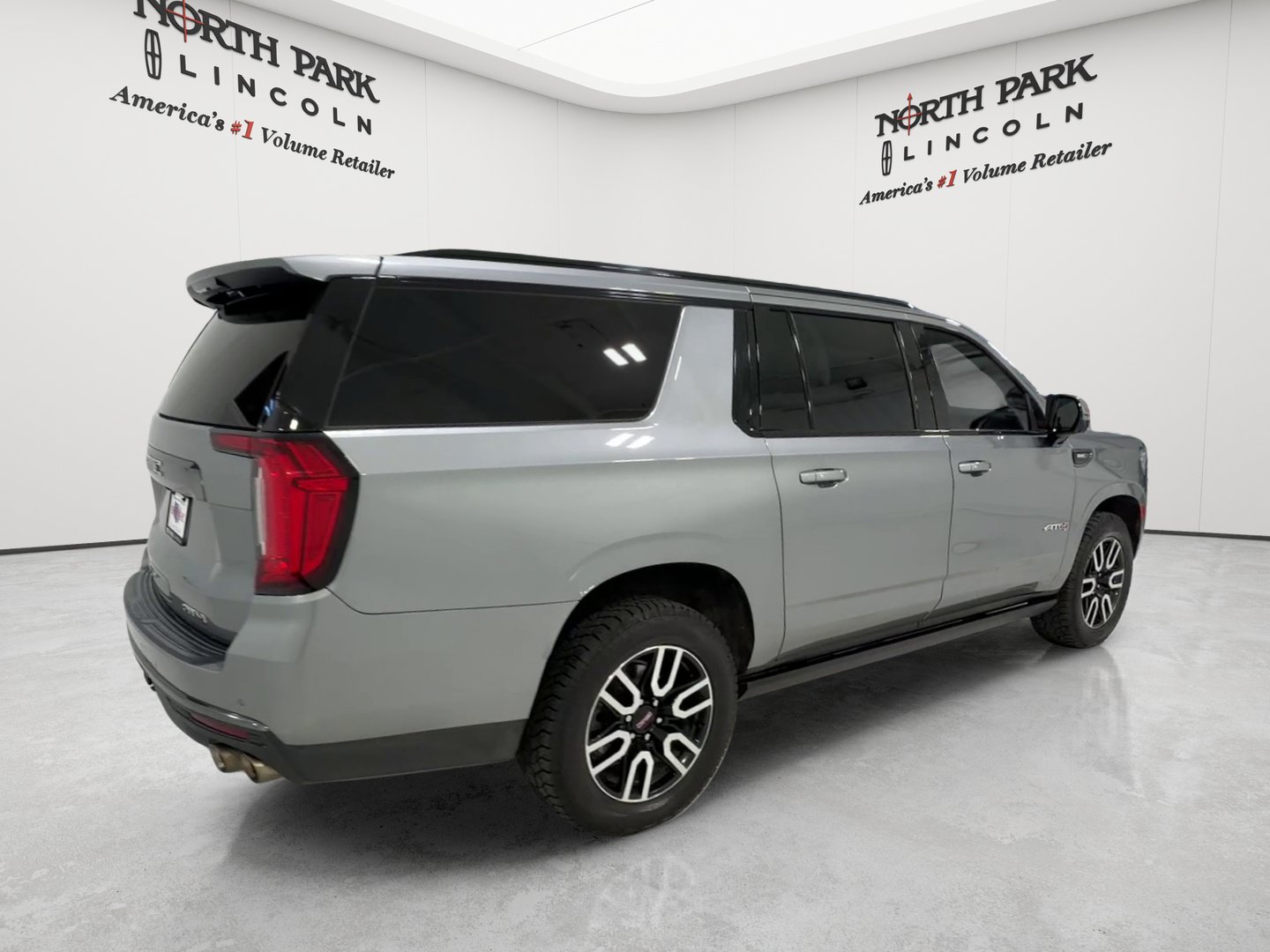 Used 2023 GMC Yukon XL AT4 w/ AT4 Premium Package AWD/4WD image 5
