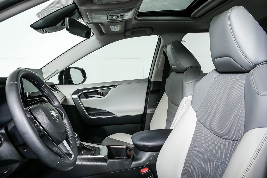 Used 2023 Toyota RAV4 Limited image 5