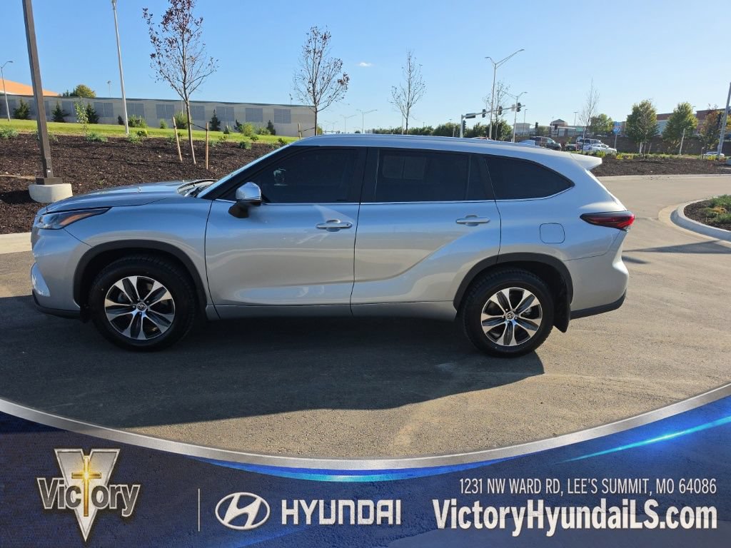 Used 2025 Toyota Highlander XLE AWD/4WD image 4