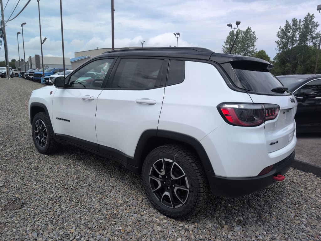 Used 2025 Jeep Compass Trailhawk AWD/4WD image 3