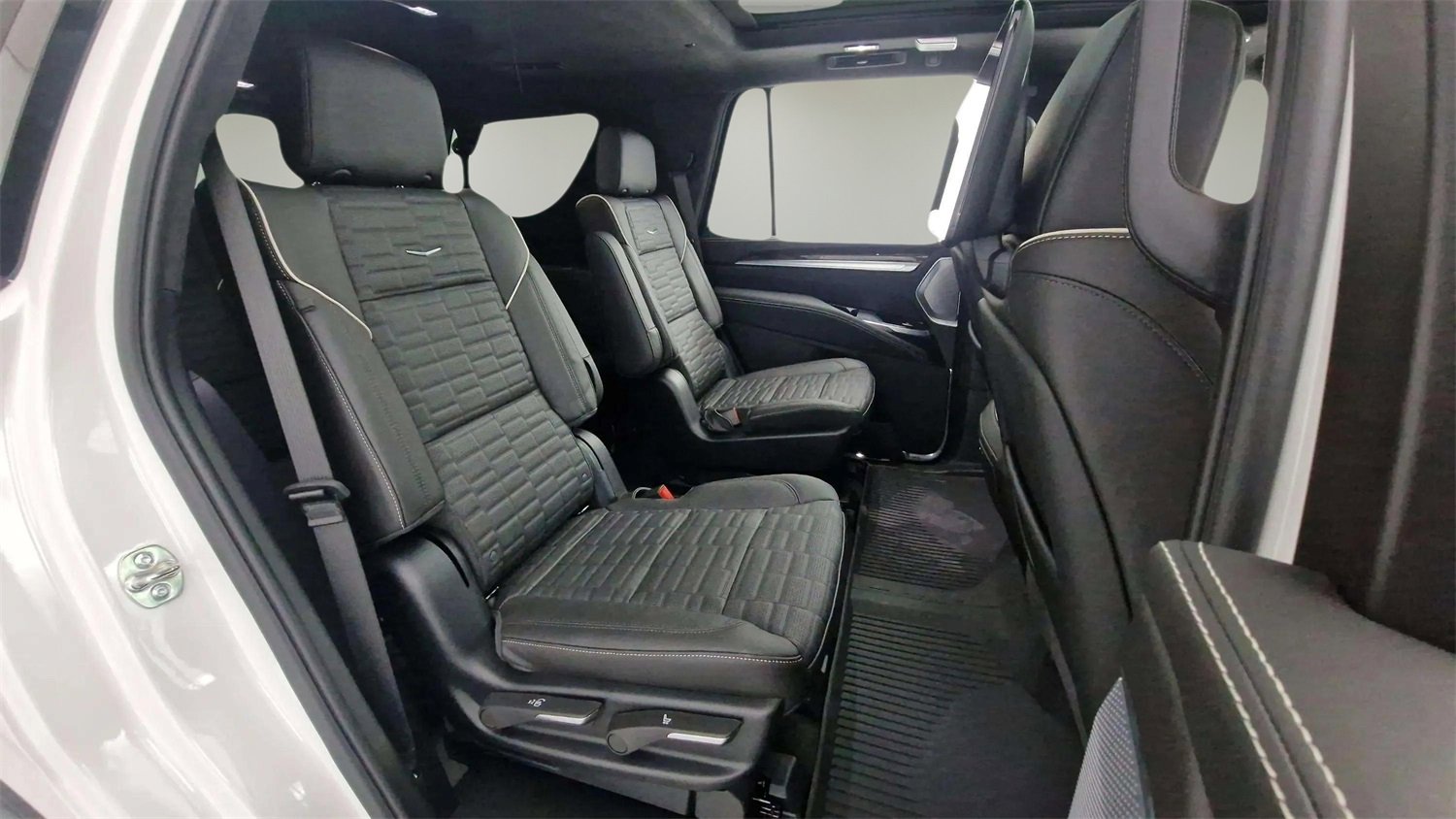 Used 2025 Cadillac Escalade Sport Platinum w/ LPO, ONYX Package image 13