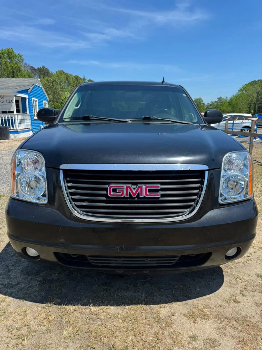 Used 2011 GMC Yukon XL SLT w/ SLT-2 Equipment Package AWD/4WD image 3