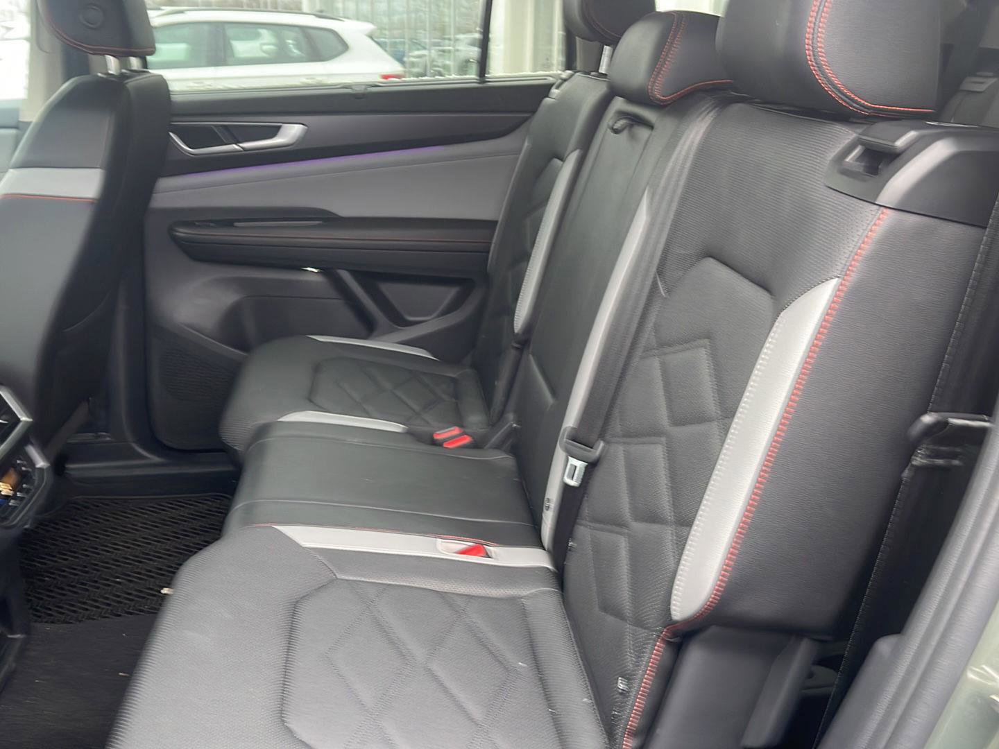 Used 2025 Volkswagen Atlas Peak Edition SE image 8