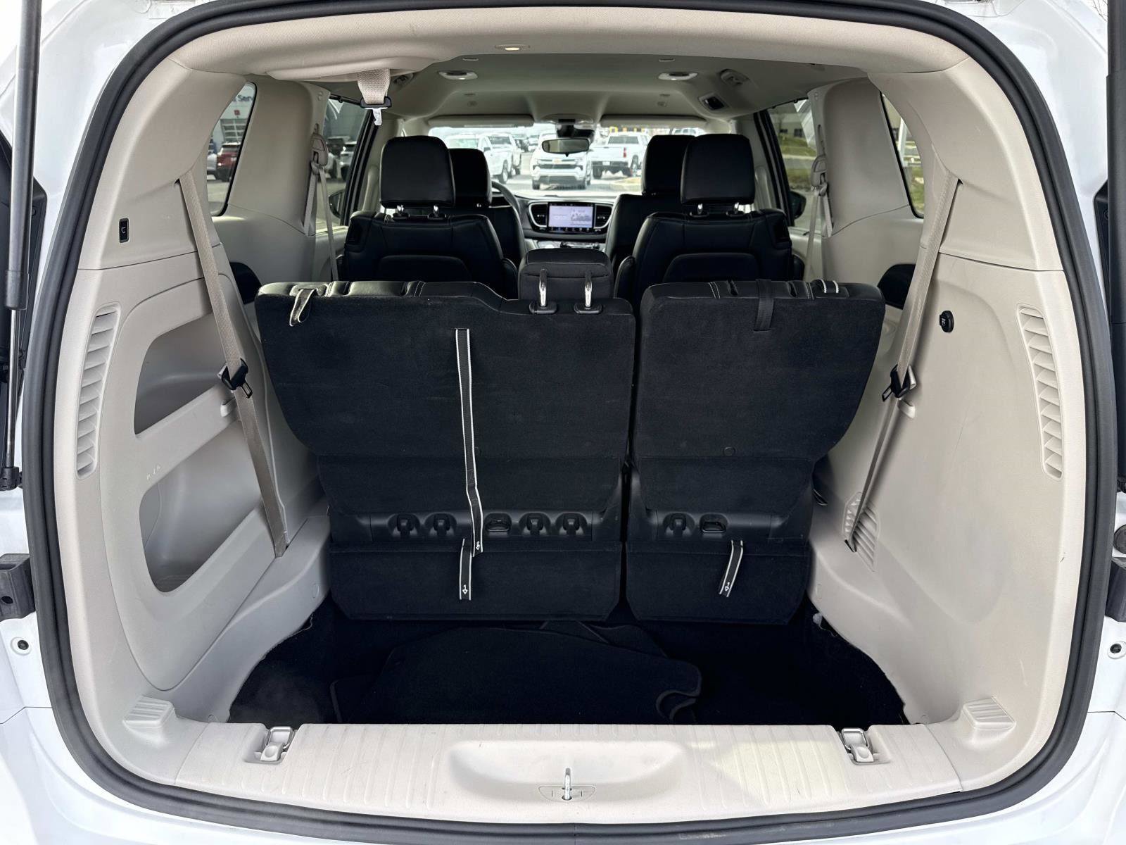Used 2024 Chrysler Pacifica Touring-L image 20