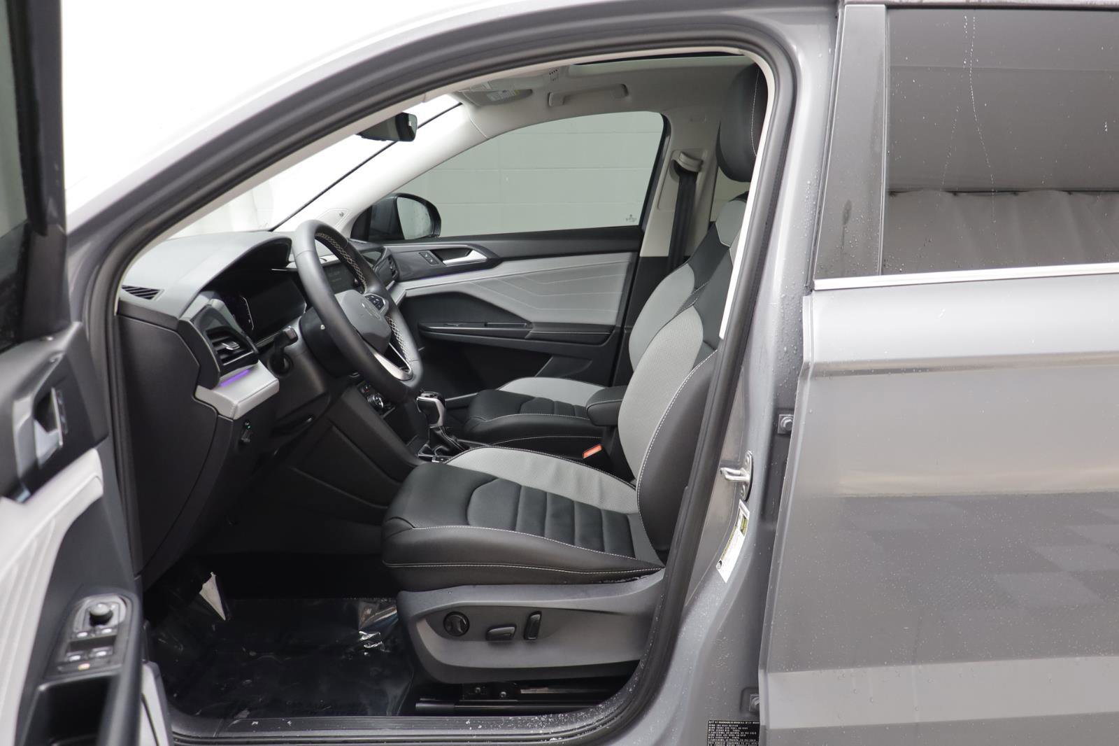 Certified 2024 Volkswagen Taos SEL image 5