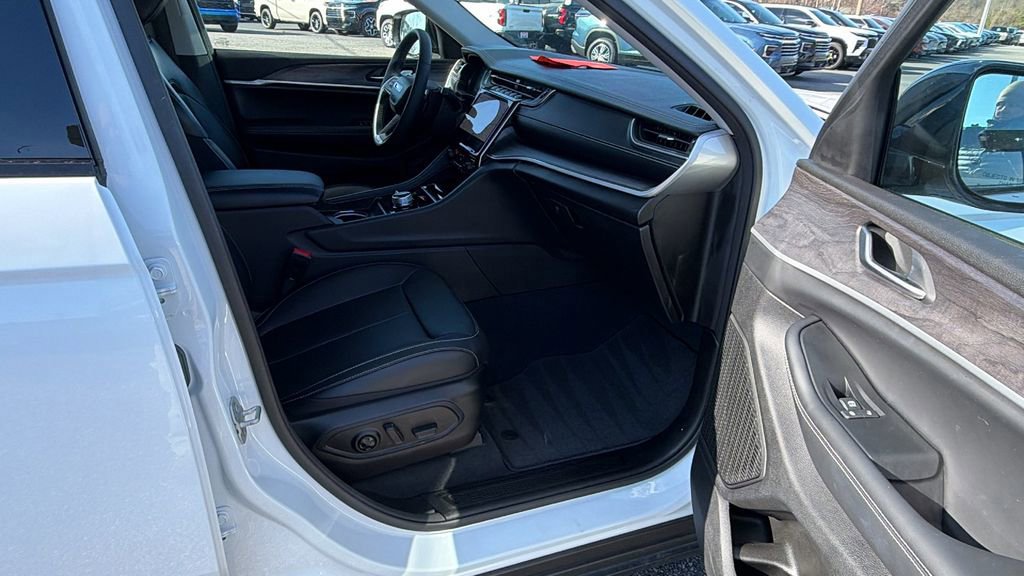 Used 2023 Jeep Grand Cherokee L Limited w/ Luxury Tech Group II image 17