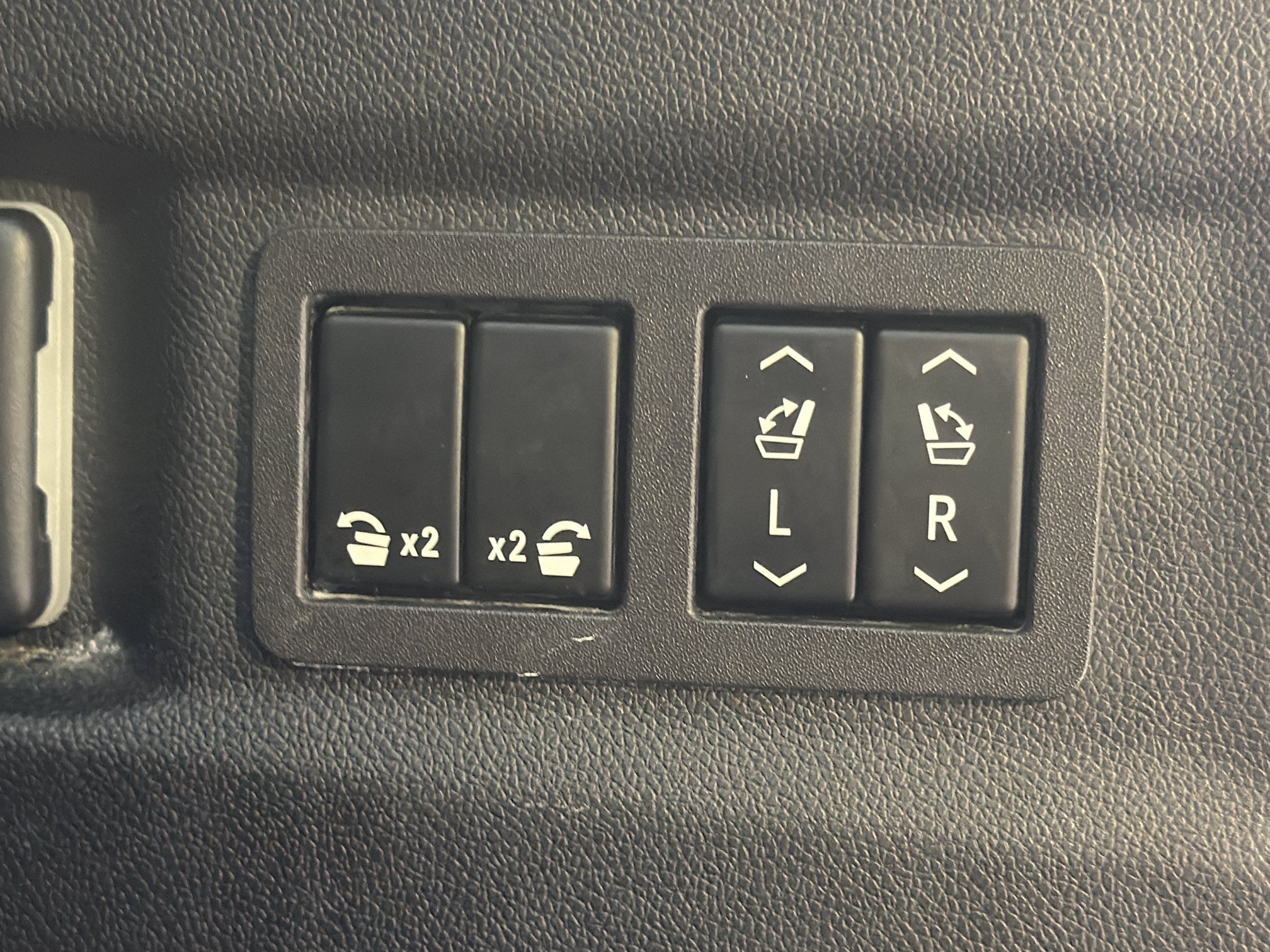 Used 2023 GMC Yukon Denali Ultimate AWD/4WD image 14