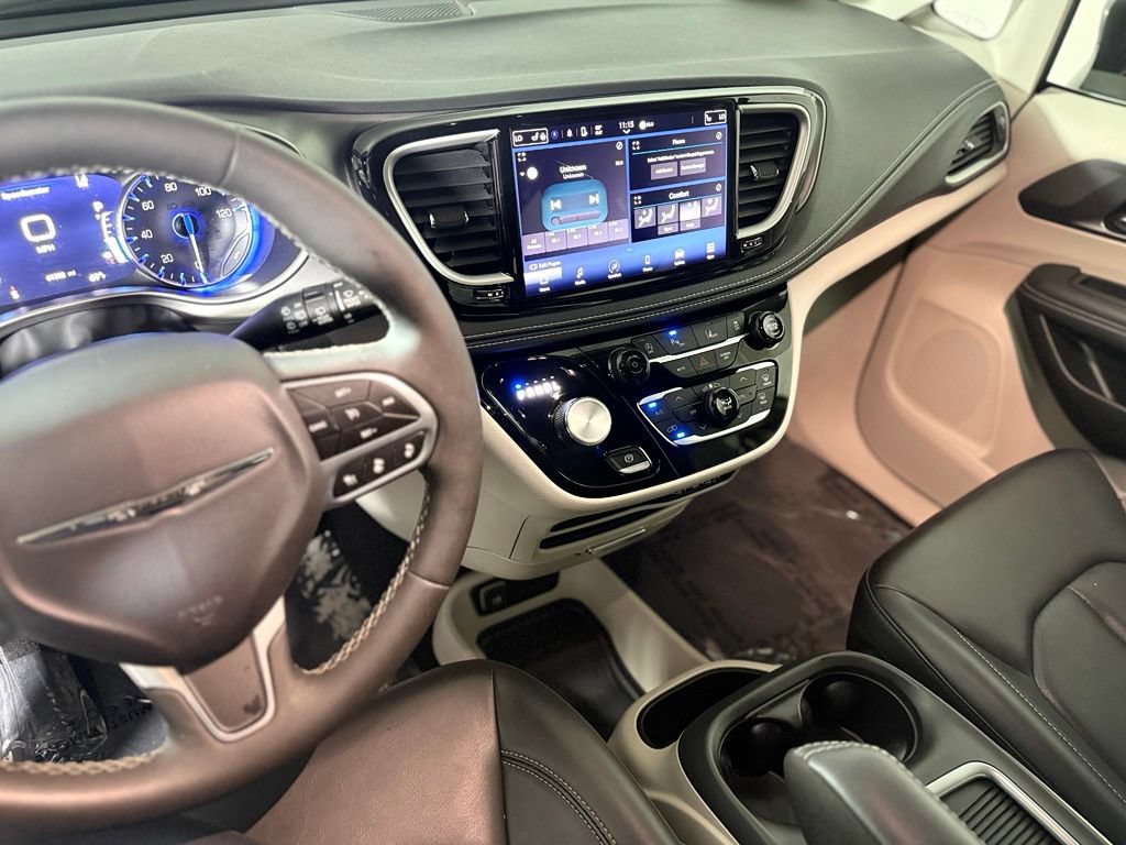 Used 2023 Chrysler Pacifica Touring-L AWD/4WD image 17