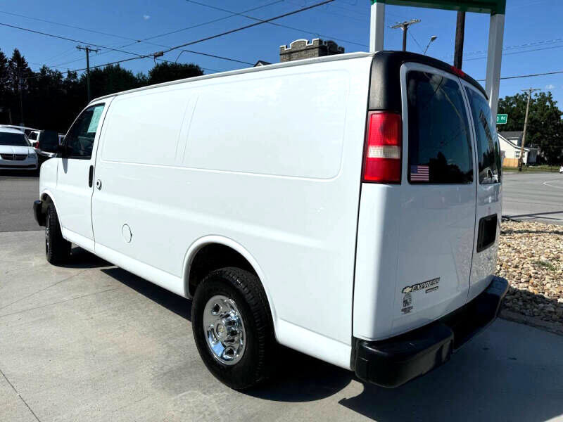 Used 2012 Chevrolet Express 2500 image 2