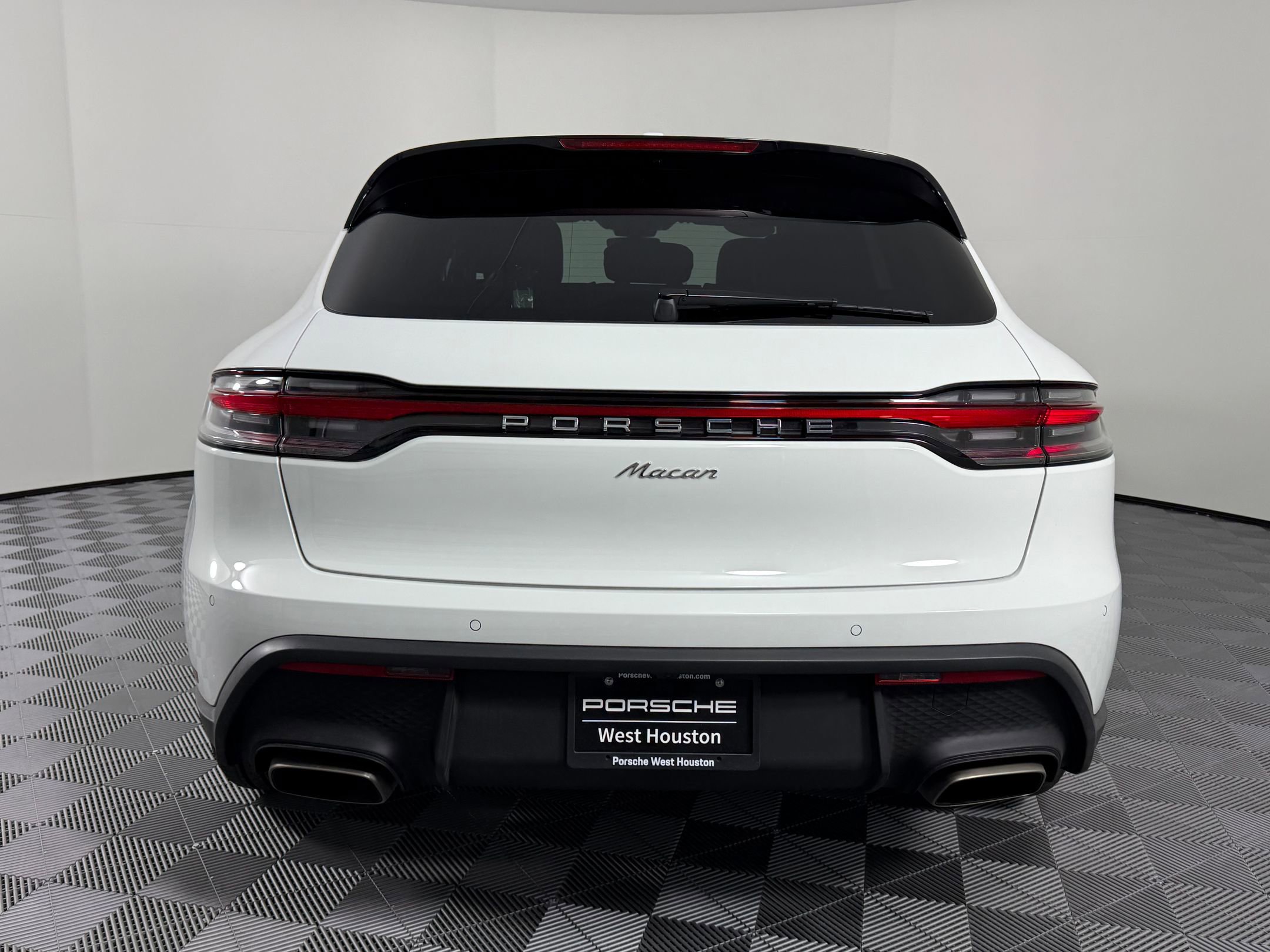 Used 2025 Porsche Macan image 10