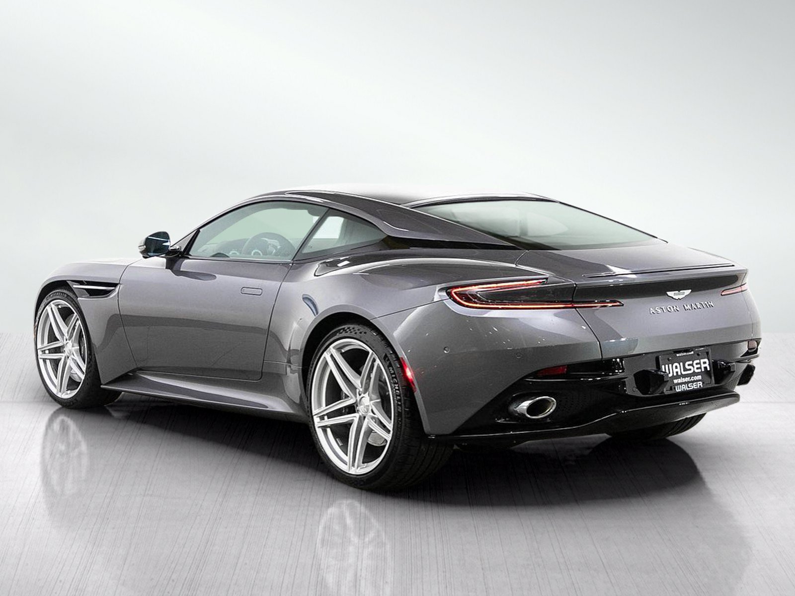 Used 2025 Aston Martin DB12 Coupe RWD image 3